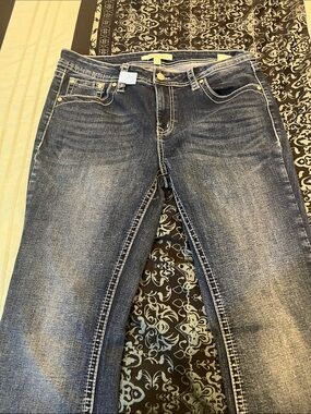 Shyanne Women's Skinny Jeans in Dark Blue Wash